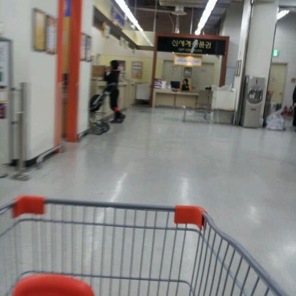 Photo taken at 이마트 (e-mart) by Jeong D. on 2/18/2012