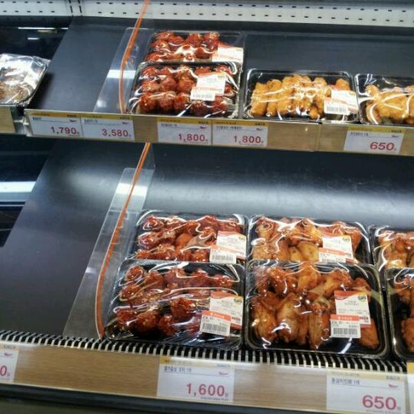 Photo taken at 이마트 (e-mart) by Jeong D. on 1/7/2012