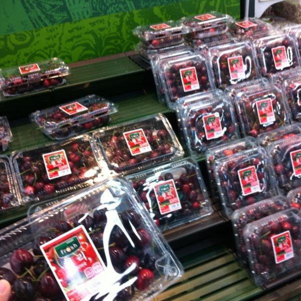 Photo taken at 이마트 (e-mart) by Eun Mi L. on 6/16/2012