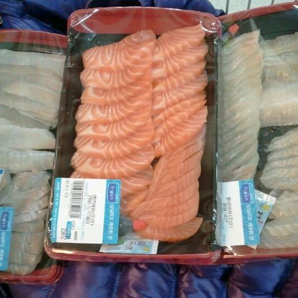 Photo taken at 이마트 (e-mart) by LyuSsam on 2/11/2012