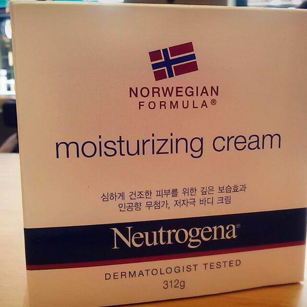 Photo taken at 올리브영 (OLIVE YOUNG) by EunByeol K. on 10/16/2013