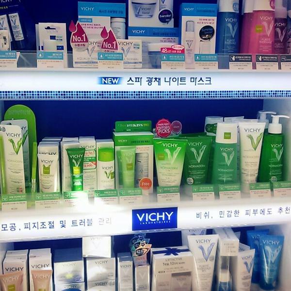 Photo taken at 올리브영 (OLIVE YOUNG) by EunByeol K. on 10/22/2013