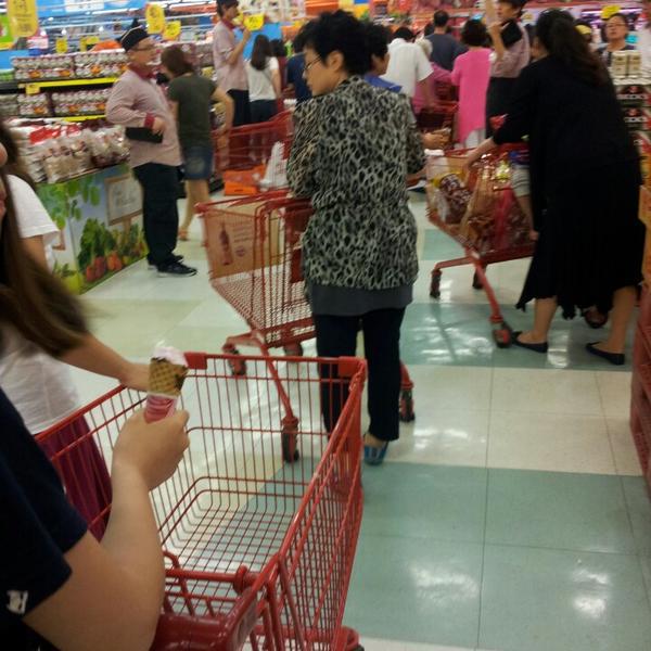 Photo taken at 홈플러스 / Home Plus by Jaison P. on 5/25/2013-京畿道水原市长安区81 Photo taken at 홈플러스 / Home Plus by Jaison P. on 5/25/2013