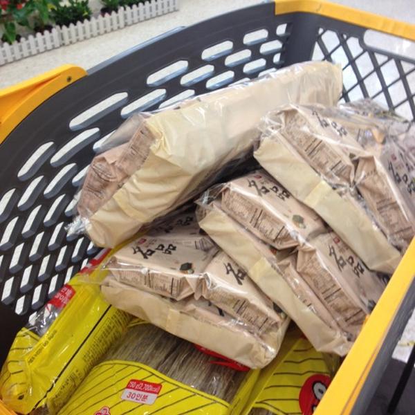 Photo taken at 이마트 / E-Mart by Masaaki on 10/3/2012-首尔特别市机场74易买得超市 Photo taken at 이마트 / E-Mart by Masaaki on 10/3/2012