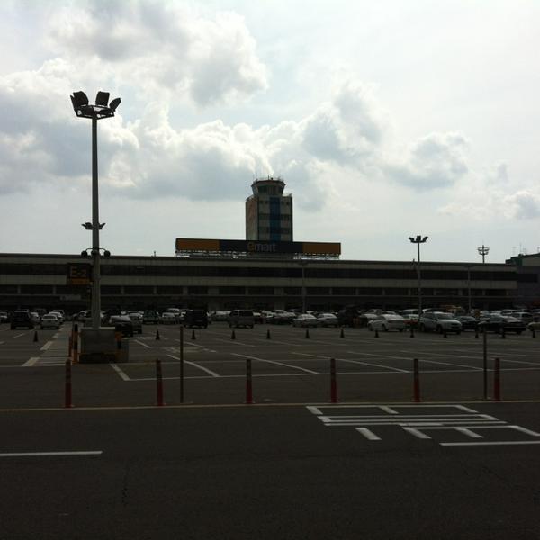 Photo taken at 이마트 / E-Mart by Reiko K. on 4/10/2013