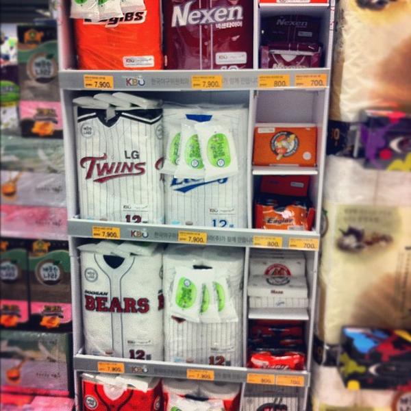 Photo taken at 이마트 / E-Mart by Kwangsoo P. on 10/6/2012-首尔特别市机场74易买得超市 Photo taken at 이마트 / E-Mart by Kwangsoo P. on 10/6/2012