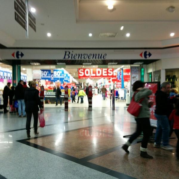 Photo taken at Carrefour by Loïc P. on 1/14/2014-法国第戎昆汀尼勃艮第大街 Photo taken at Carrefour by Loïc P. on 1/14/2014