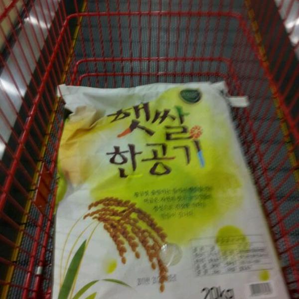 Photo taken at LOTTE Mart by jang d. on 1/8/2012
