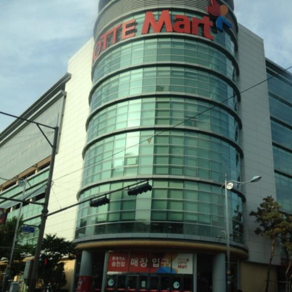 Photo taken at LOTTE Mart by 준호 배. on 6/28/2012