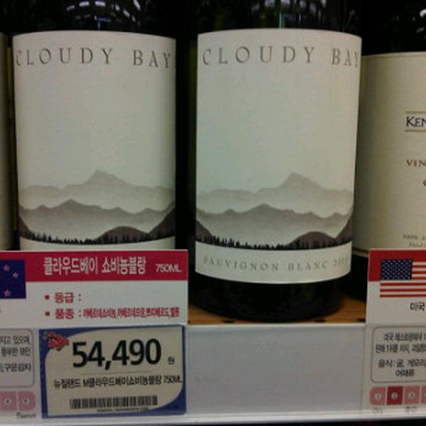 Photo taken at 홈플러스 익스프레스 / Home Plus Express by Matthew on 10/25/2011