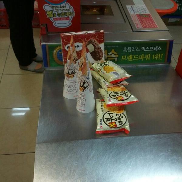 Photo taken at 홈플러스 익스프레스 / Home Plus Express by Jakeism L. on 9/22/2012