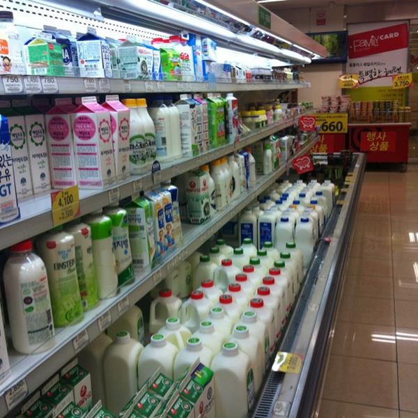 Photo taken at 홈플러스 익스프레스 / Home Plus Express by Rachel L. on 4/12/2012