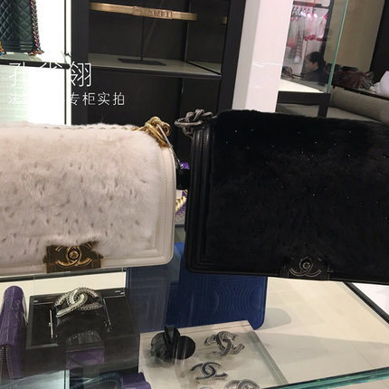 Chanel/香奈儿chanel女包15新款中号黑色毛皮覆盖链条口盖单肩包 Chanel/香奈儿chanel女包15新款中号黑色毛皮覆盖链条口盖单肩包