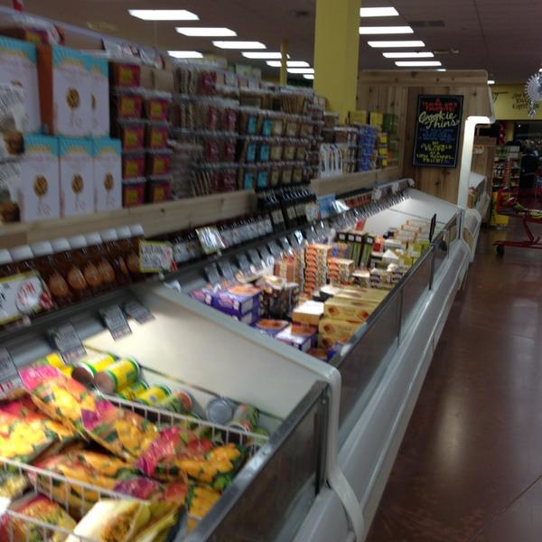 Photo taken at Trader Joe's by Jimmy C. on 12/31/2012-北卡罗来纳州温斯顿 - 塞勒姆南斯特拉特福德路252 Photo taken at Trader Joe's by Jimmy C. on 12/31/2012