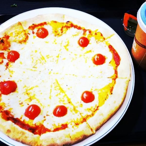 Photo taken at 이마트 / E-Mart by Muh-Chung L. on 1/25/2013-大田市东区1689易买得超市 Photo taken at 이마트 / E-Mart by Muh-Chung L. on 1/25/2013