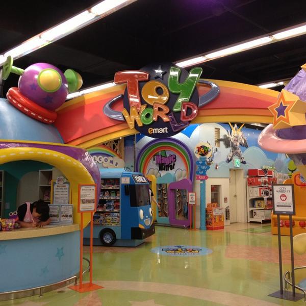 Photo taken at 이마트 / E-Mart by Ryan H. on 2/5/2013-大田市东区1689易买得超市 Photo taken at 이마트 / E-Mart by Ryan H. on 2/5/2013