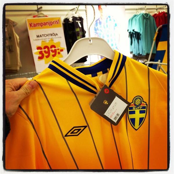 Photo taken at Maxi ICA Stormarknad Råå by Joakim J. on 6/9/2012-瑞典斯科讷省赫尔辛堡Råå中心 Photo taken at Maxi ICA Stormarknad Råå by Joakim J. on 6/9/2012