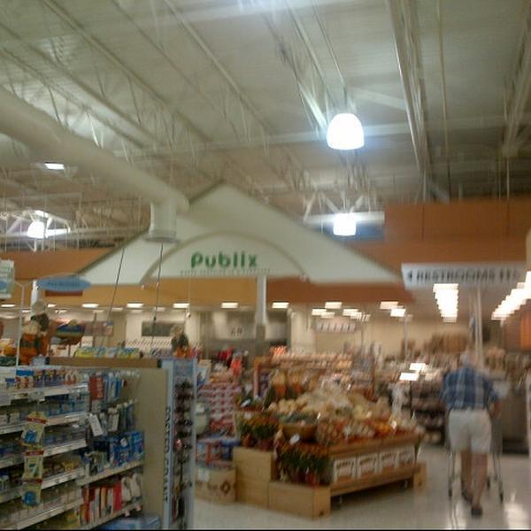 Photo taken at Publix by Ian C. on 10/3/2012-佛罗里达州麦尔兹堡街道唐菖蒲11598(学院林荫道) Photo taken at Publix by Ian C. on 10/3/2012