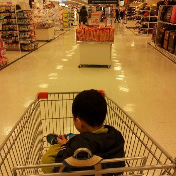 Photo taken at 이마트 (e-mart) by 승훈 이. on 2/9/2012