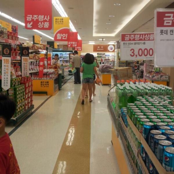 Photo taken at 이마트 (e-mart) by 승훈 이. on 7/5/2012
