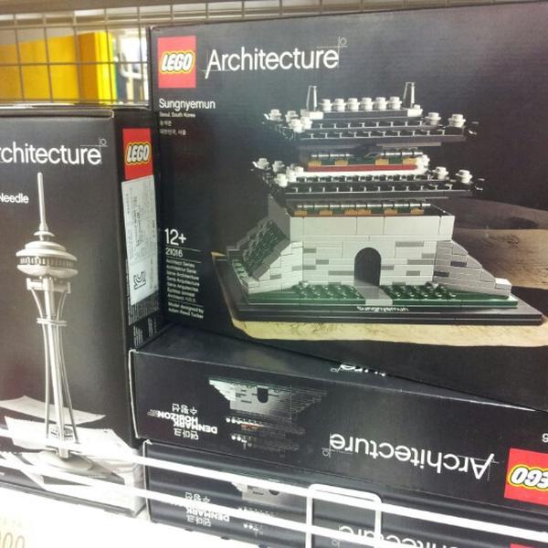 Photo taken at 이마트 (e-mart) by 승훈 이. on 2/11/2013