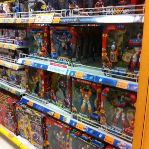 Photo taken at 이마트 (e-mart) by 하태균 on 4/2/2012