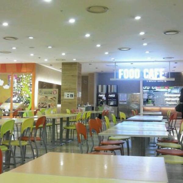 Photo taken at 이마트 (e-mart) by 지현 이. on 10/20/2011