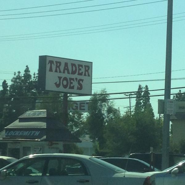 Trader Joe's乔氏连锁伯班克店 加利福尼亚州格拉纳达山巴尔博亚大道11114号