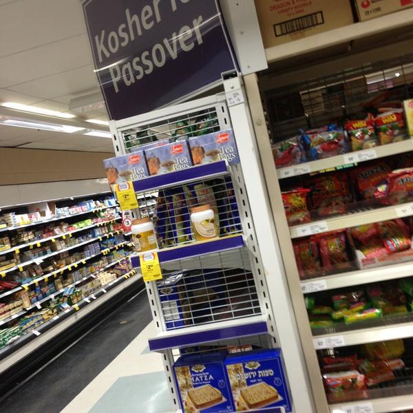 Photo taken at Coles by Troy B. on 3/28/2013-澳大利亚维多利亚州巴拉克拉瓦卡姆登街54 Photo taken at Coles by Troy B. on 3/28/2013