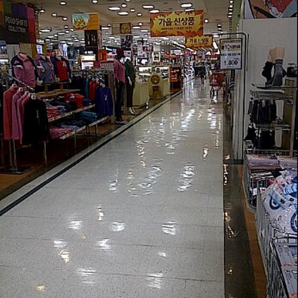Photo taken at 롯데마트 (Lotte Mart) by Yonatan E. on 9/17/2011