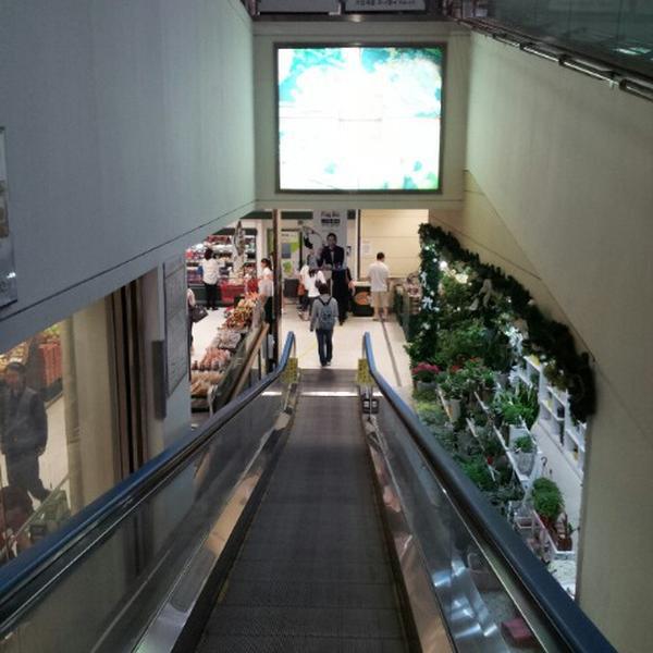 Photo taken at 롯데마트 (Lotte Mart) by Stephano L. on 5/18/2013