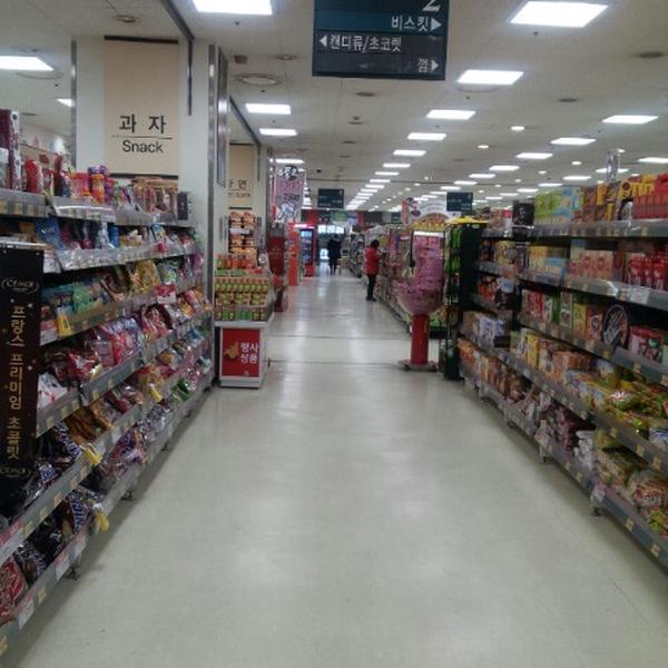 Photo taken at 롯데마트 (Lotte Mart) by Stephano L. on 1/31/2014