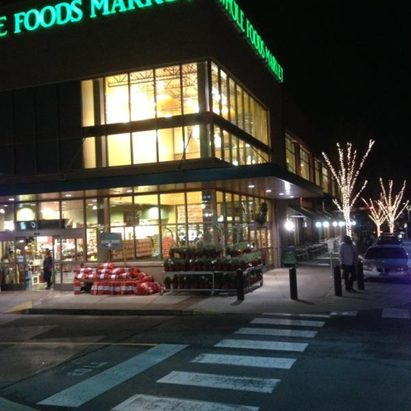 Photo taken at Whole Foods Market by lil BIG G. on 12/18/2012-田纳西州纳什维尔市希尔斯伯勒帕克(在沃菲尔德区)4021 Photo taken at Whole Foods Market by lil BIG G. on 12/18/2012