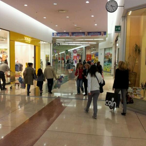 Photo taken at Centro Commerciale Auchan by Samuele B. on 4/6/2012-意大利伦巴第奇尼塞洛巴尔萨莫潘菲洛卡斯塔尔迪路5 Photo taken at Centro Commerciale Auchan by Samuele B. on 4/6/2012