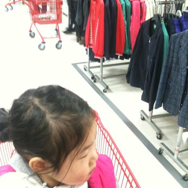 Photo taken at 롯데마트 (LOTTE Mart) by 영찬 김. on 2/12/2012