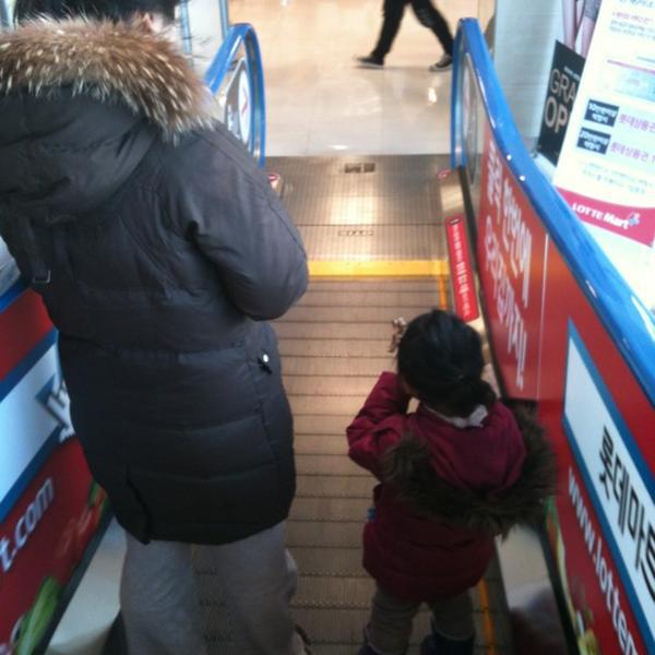Photo taken at 롯데마트 (LOTTE Mart) by 영찬 김. on 2/19/2012
