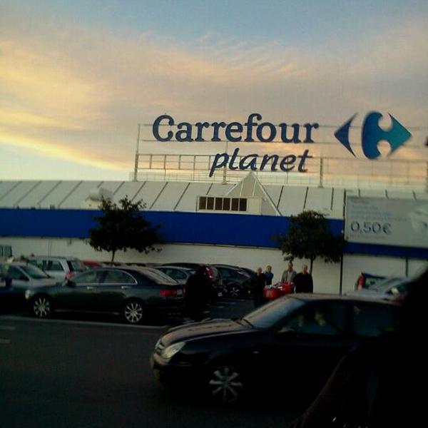 Photo taken at Carrefour Campanar by Sebas M. on 12/30/2011