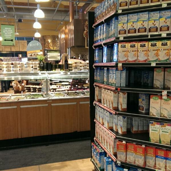 Photo taken at Whole Foods Market by Juan S. on 11/12/2014-加尼福尼亚 圣莫尼卡威尔夏大道2201(第22街和23街之间) Photo taken at Whole Foods Market by Juan S. on 11/12/2014