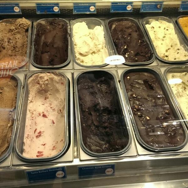 Photo taken at Whole Foods Market by Juan S. on 11/12/2014-加尼福尼亚 圣莫尼卡威尔夏大道2201(第22街和23街之间) Photo taken at Whole Foods Market by Juan S. on 11/12/2014