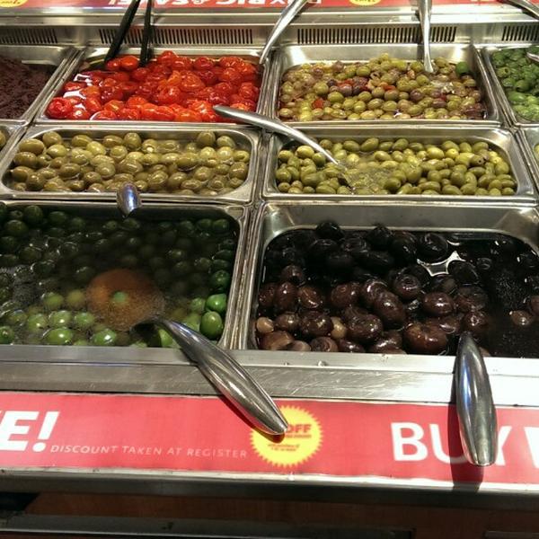 Photo taken at Whole Foods Market by Juan S. on 11/12/2014-加尼福尼亚 圣莫尼卡威尔夏大道2201(第22街和23街之间) Photo taken at Whole Foods Market by Juan S. on 11/12/2014