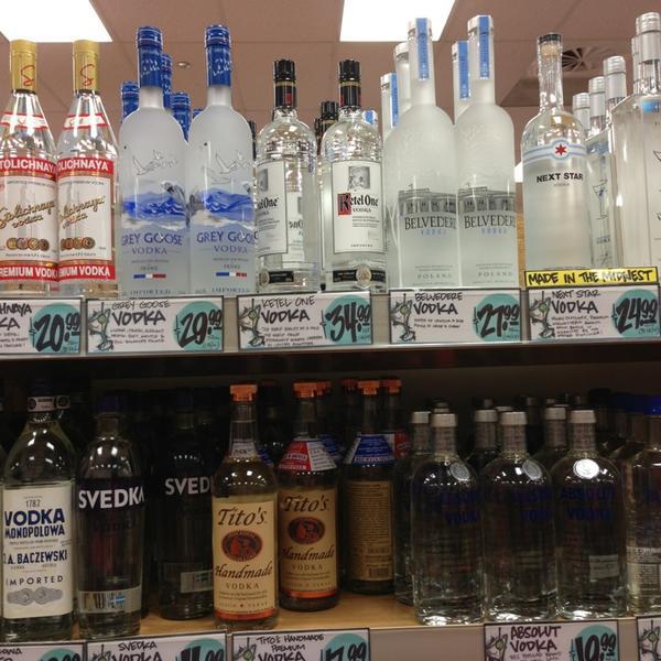 Photo taken at Trader Joe's by Heather R. on 6/22/2013-伊利诺州芝加哥市安大略湖路44号 Photo taken at Trader Joe's by Heather R. on 6/22/2013