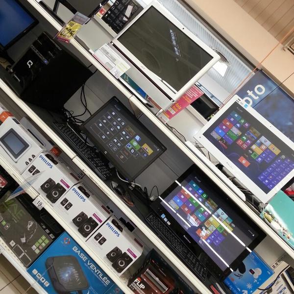 Photo taken at Auchan by Manu L. on 2/23/2013-法国勃艮第卢瓦尔河畔科斯内库尔大香舍曼 Photo taken at Auchan by Manu L. on 2/23/2013