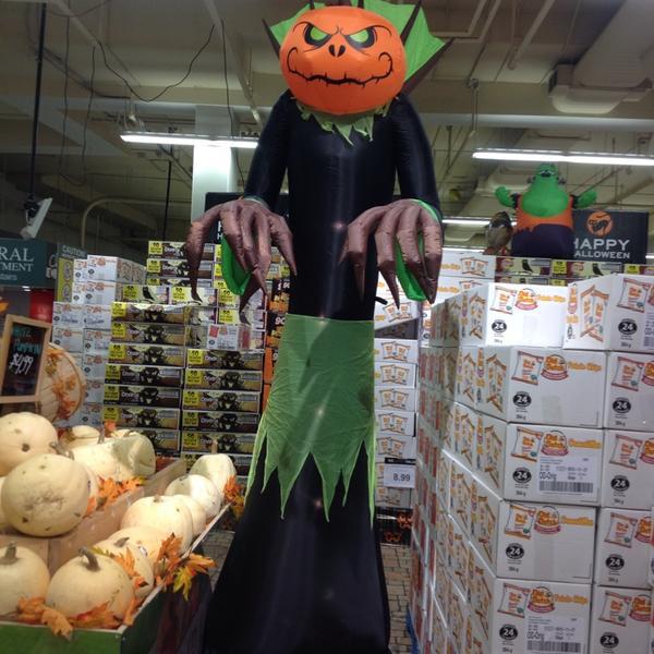 Photo taken at Loblaws by Chandana K. on 10/29/2013-加拿大多伦多北约克中心央街5095 Photo taken at Loblaws by Chandana K. on 10/29/2013