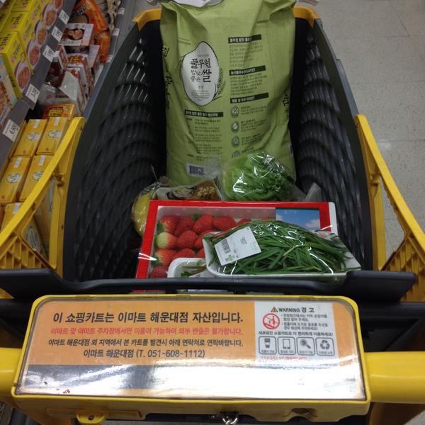 Photo taken at 이마트 (e-mart) by Jeong Wook S. on 2/28/2015-釜山广域市海云台511易买得超市 Photo taken at 이마트 (e-mart) by Jeong Wook S. on 2/28/2015