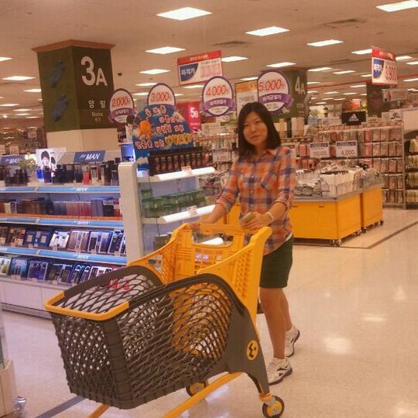 Photo taken at 이마트 (e-mart) by KyHwa L. on 8/22/2011-釜山广域市海云台511易买得超市 Photo taken at 이마트 (e-mart) by KyHwa L. on 8/22/2011