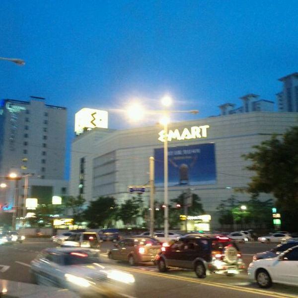 Photo taken at 이마트 (e-mart) by JH A. on 8/5/2011-釜山广域市海云台511易买得超市 Photo taken at 이마트 (e-mart) by JH A. on 8/5/2011