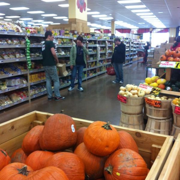 Photo taken at Trader Joe's by John B. on 10/29/2012-美国伊利诺斯州阿冈昆兰德尔南路1800 Photo taken at Trader Joe's by John B. on 10/29/2012