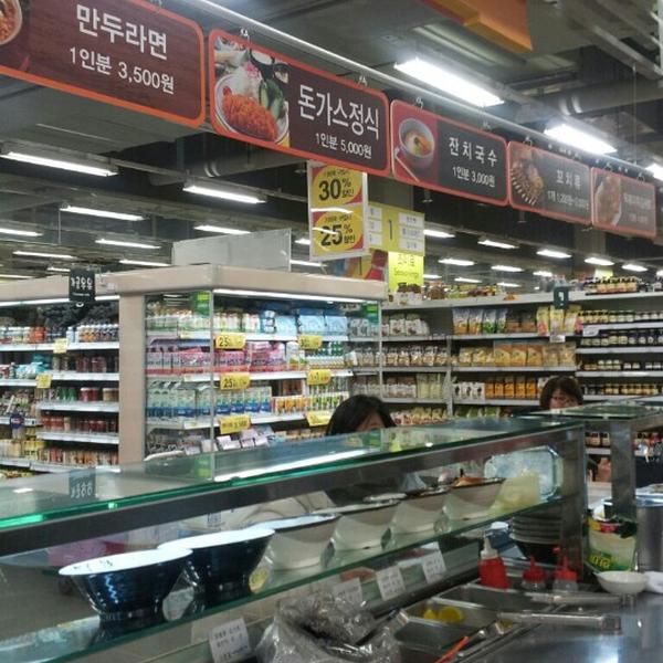 Photo taken at 홈플러스 (Home plus) by Keyjey on 12/31/2012-首尔市松坡区蚕室洞新川路6路16号 Photo taken at 홈플러스 (Home plus) by Keyjey on 12/31/2012