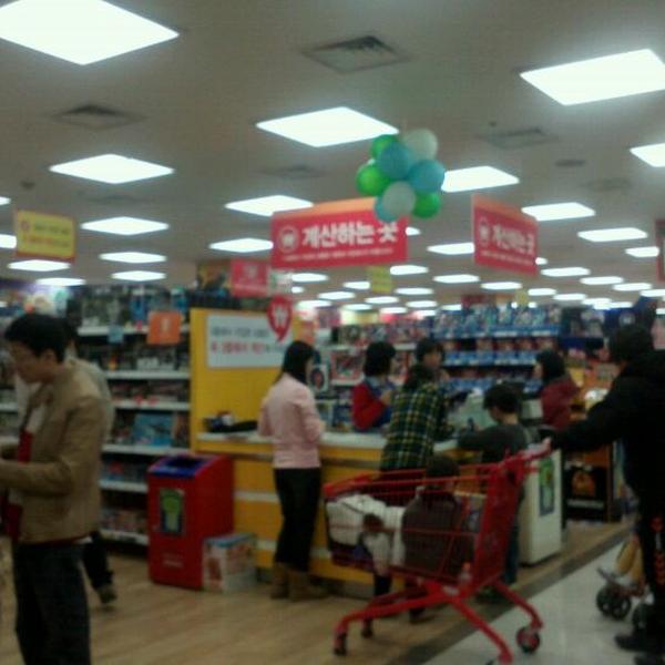 Photo taken at 홈플러스 (Home plus) by Jamie J. on 12/24/2011-首尔市松坡区蚕室洞新川路6路16号 Photo taken at 홈플러스 (Home plus) by Jamie J. on 12/24/2011
