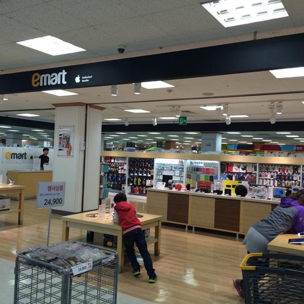 Photo taken at 이마트 (e-mart) by Cho Hong Eui 이. on 4/12/2014-釜山广域市海云台511易买得超市 Photo taken at 이마트 (e-mart) by Cho Hong Eui 이. on 4/12/2014